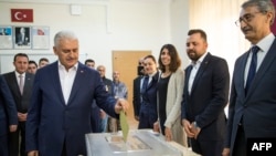 Kryeministri turk Binali Yildirim duke votuar në referendum