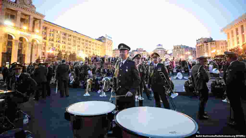 У рамках святкування на головній площі країни вперше прозвучить Гімн України тривалістю понад 7 хвилин, який виконають оркестри та відомі музиканти із залученням близько 600 голосів, як символ єдності&nbsp; &nbsp;