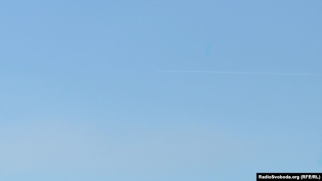 Инверсионный след самолета в небе над Азовским морем