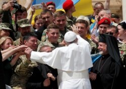 Папа Франциск вітає українських вояків у Ватикані, 22 травня 2019 року