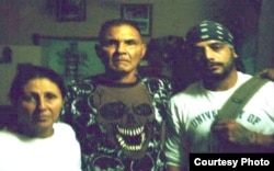 Бацькі палітвязьняў падчас візыту салідарнасьці гурта Los Aldeanos