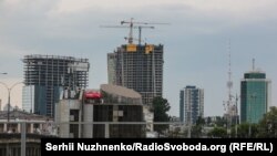 Одна з найвищих наразі адміністративних будівель України – Міністерство інфраструктури (ліворуч), недобудовані бізнес-центр Sky Towers і житловий комплекс Manhattan City. Київ, травень 2019 року
