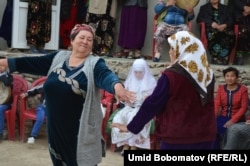 Тажикстандык өзбек аялдар үйлөнүү тоюнда бийлеп жатышат.