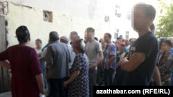 Aşqabadda ərzaq növbəsi