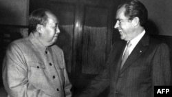 Кинескиот комунистички лидер Мао Це-тунг и американскиот претседател Ричард Никсон на средба во Пекинг на 22 февруари 1972 година.