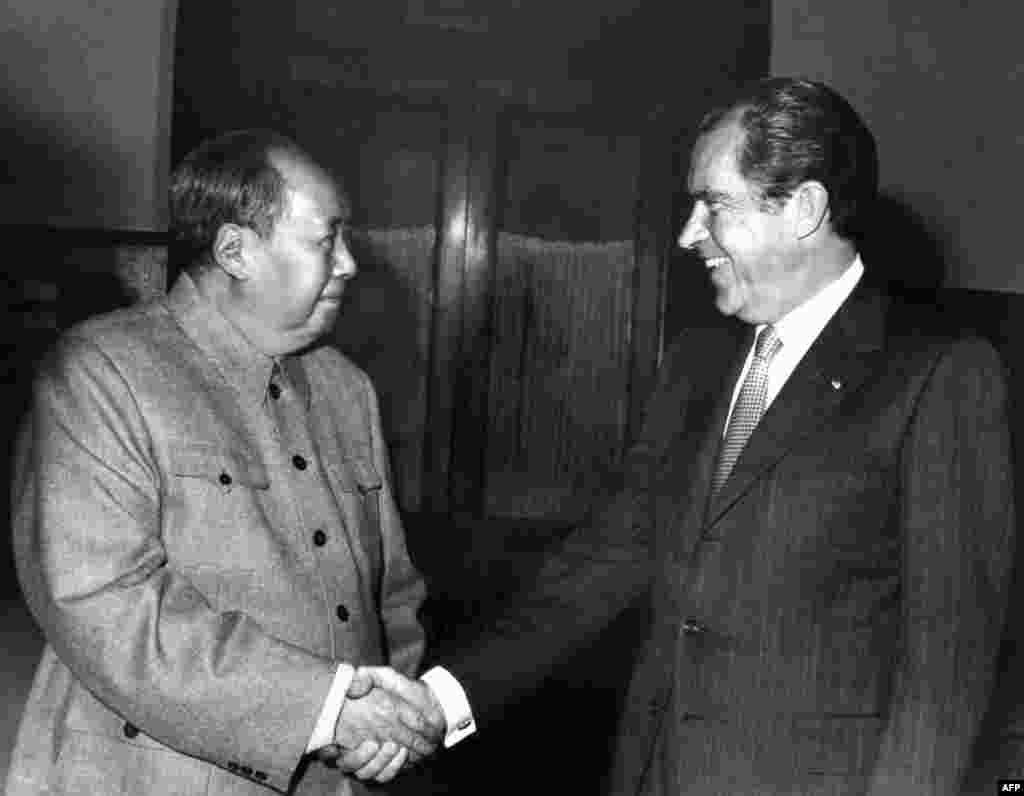 Мао Цзэдун и президент США Ричард Никсон после переговоров в Пекине, 22 февраля 1972 года