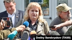 Lawyer Olga Mikhailova speaks to journalists at a hospital where Russian opposition leader Aleksei Navalny was hospitalized in Moscow in 2019.