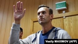 Alexei Navalnîi ieri în fața tribunalului de la Moscova 