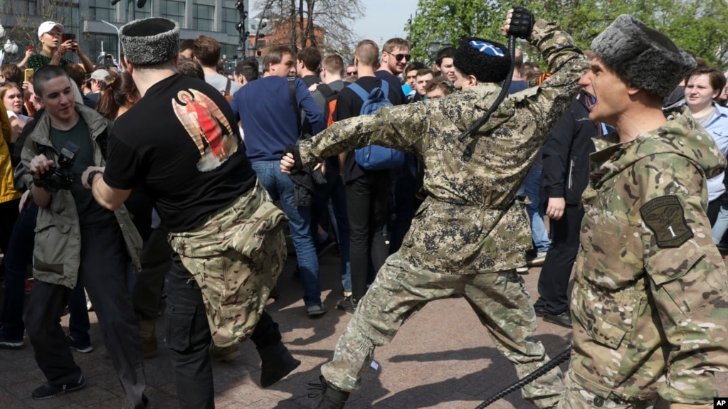 Потомственный казак А.Дзиковицкий: «Чтобы как-то расколоть казачье движение был придуман реестр, с подачи Бориса Березовского, поскольку в середине 90-х годов казачье движение стало выходить из берегов: нарастали протестные акции, происходили перекрытия дорог».