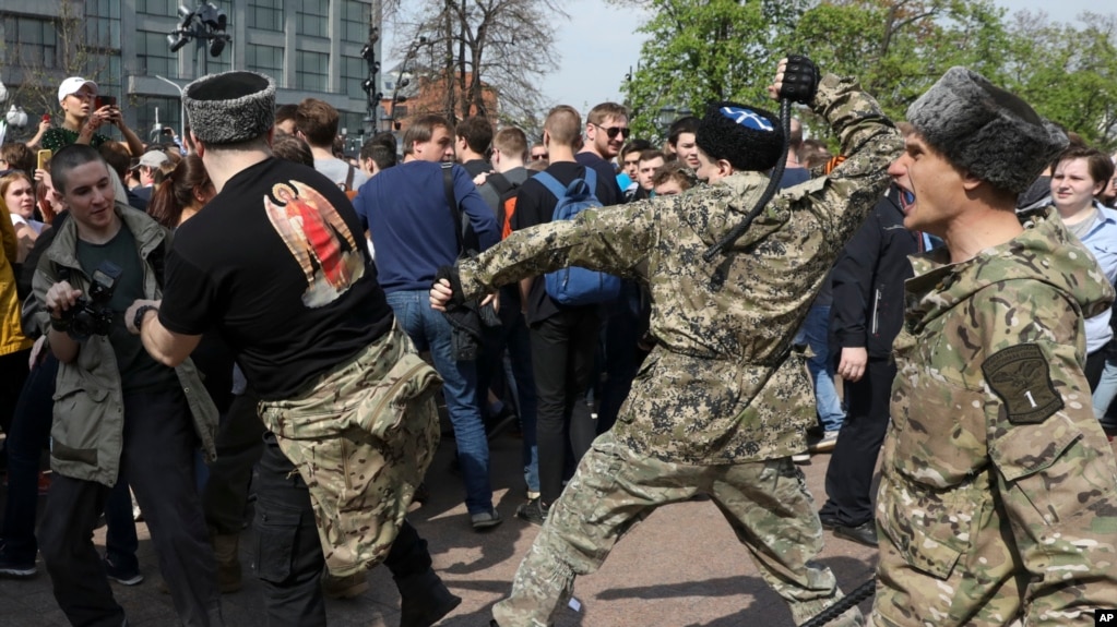 Казаки бьют демонстрантов на Пушкинской площади. Москва, 5 мая 2018 года