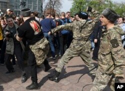 Противников Путина бьют и полицейские, и казаки