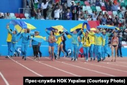 Збірна України з легкої атлетики святкує перемогу у командному змаганні