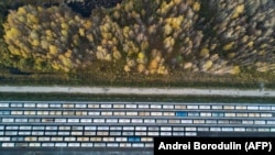 Паліўныя цыстэрны на чыгунцы ў ваколіцах Табольску, архіўнае фота