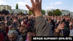 Під час акції протесту кримських татар у Сімферополі після розгрому владою наметового містечка в селі Красний Рай під Алуштою. Сімферополь, 10 жовтня 1992 року 