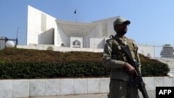 Пакистан армиясынын жоокери Жогорку Соттун имаратын күзөтүүдө. Исламабад. 10-февраль, 2012