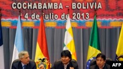 اوو مورالس در میان معاون خود (چپ) و وزیر خارجه بولیوی در آغاز اجلاس رسمی پنج‌شنبه شب