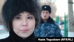 Алия Турусбекова, жена заключенного оппозиционного политика Владимира Козлова, возле тюрьмы, где он содержится. Поселок Заречный Алматинской области, 5 декабря 2014 года.