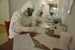 Медицина қызметкерлері құжат толтырып жатыр. Көрнекі сурет.