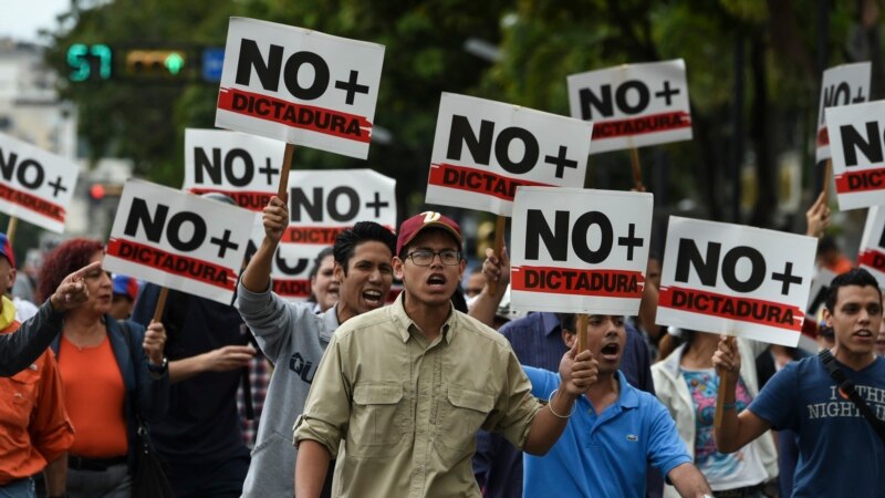 مخالفان مادورو در خیابان‌ها از ارتش خواستند به آن‌ها بپیوندد