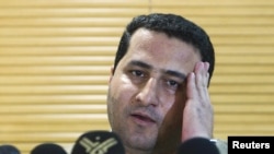 شهرام امیری در کنفرانس خبری روز پنجشنبه خود در فرودگاه امام خمینی تهران.