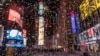 Конфетти летает вокруг шара и часов обратного отсчета на Таймс-сквер во время виртуального празднования из-за вспышки COVID-19 на Манхэттене в Нью-Йорке, США, 1 января 2021 года