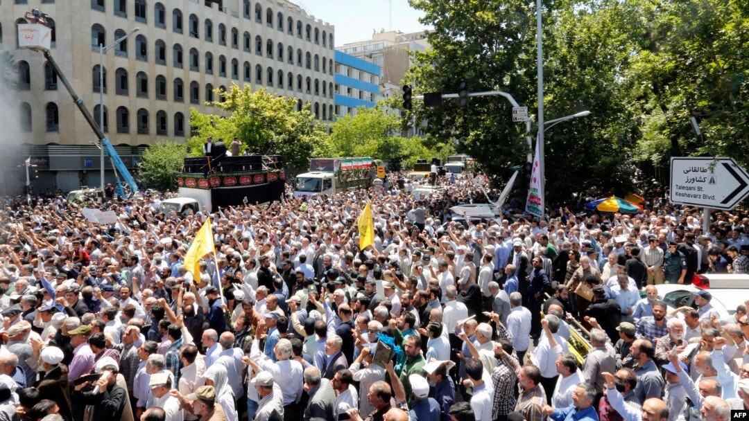 مراسم تشییع جنازه کشته‌شدگان حملات روز چهارشنبه تهران که داعش مسوولیت آن را بر عهده گرفته است.
