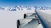 Крыло самолета-исследователя над самой высокой точкой Антарктиды – вершиной Винсон