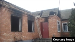 Спалений будинок родичів бойовиків, підозрюваних у нападі на Грозний 4 грудня 2014 року, село Янді, Чечня, Росія
