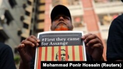 Pristalice osnvača WikiLeaksa Juliana Assange na protestu u Londonu zbog njegovog hapšenja prošlog mjeseca