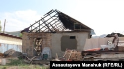 Сгоревший дом и участок Максата Кенжебаева.