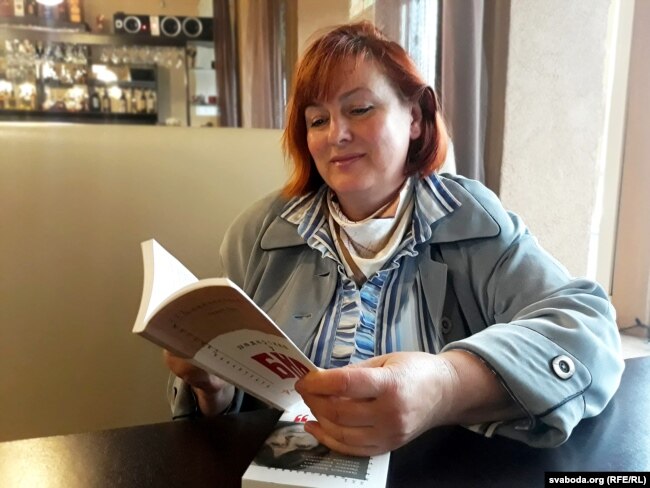 Пасьля працы Вольга Мікалуцкая стомленая, але вымяркоўвае час, каб пачытаць. Гэта яе ўлюблёны занятак