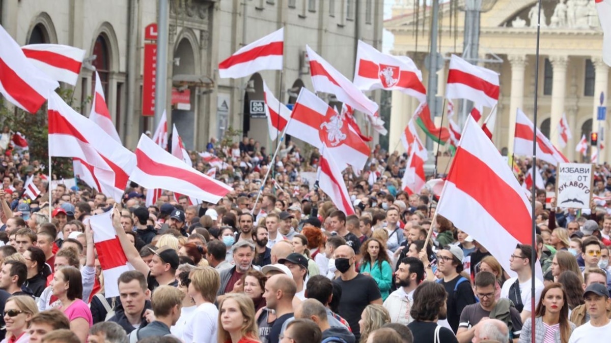Тысячи людей вышли на протестный митинг в Минске, сообщается о задержаниях