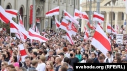 Участники воскресного марша в Минске. 6 сентября 2020 года.