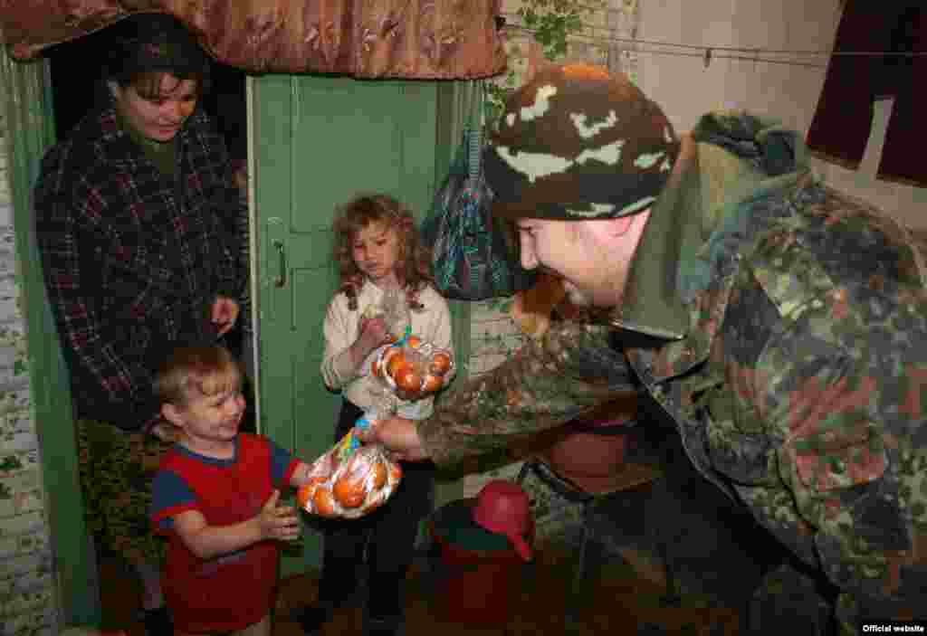 Оіцери цивільно-військового співробітництва роздають гуманітарну допомогу вимушеним переселенцям у Великій Новоселці на Донеччині, 17 грудня 2014 року