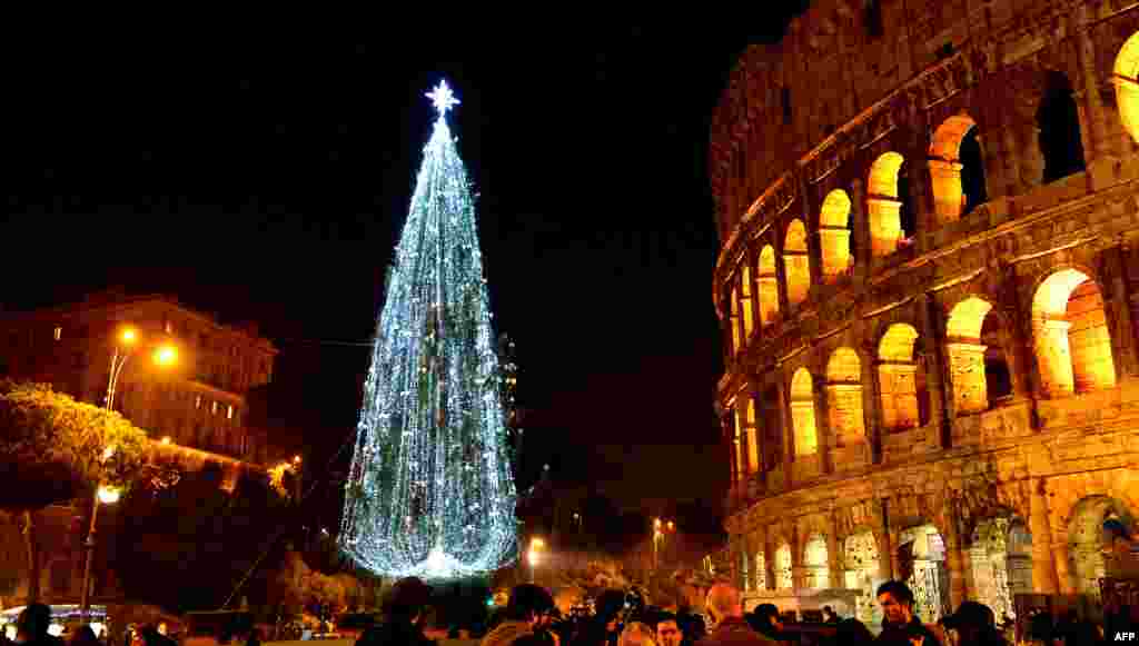 В Риме елку установили рядом со античным Колизеем