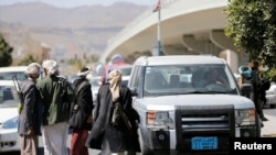 پست بازرسی شورشیان حوثی در جاده منتهی به کاخ ریاست جمهوری یمن. 