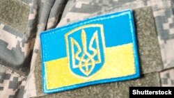 Украинский солдат с шеврона на форме. 
