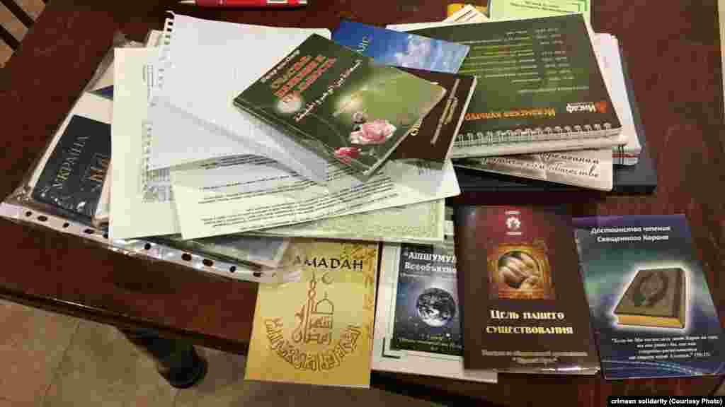 В некоторых домах и машинах изъяли исламскую литературу, которая в России признана запрещенной
