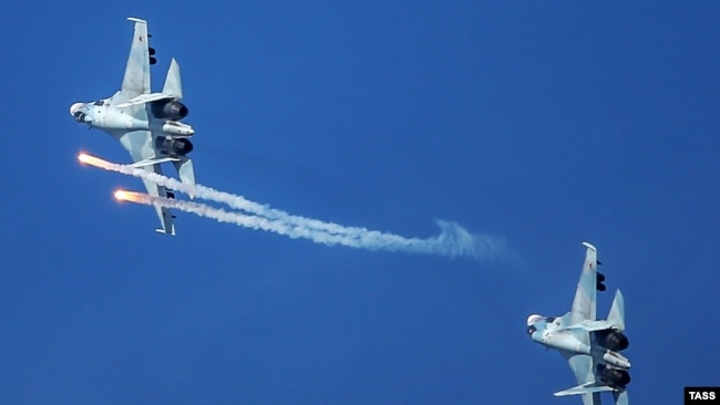Руски изтребители Су-30 по време на учение в Крим, 2016 г.