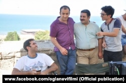 İlham Qasımov "Oğlan evi 2" filminin əsas qəhramanları ilə birgə.
