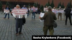 Moskvada qırımtatar milliy areketi veteranlarınıñ kütleviy narazılıq aktsiyası. 2019 senesi iyülniñ 10-u