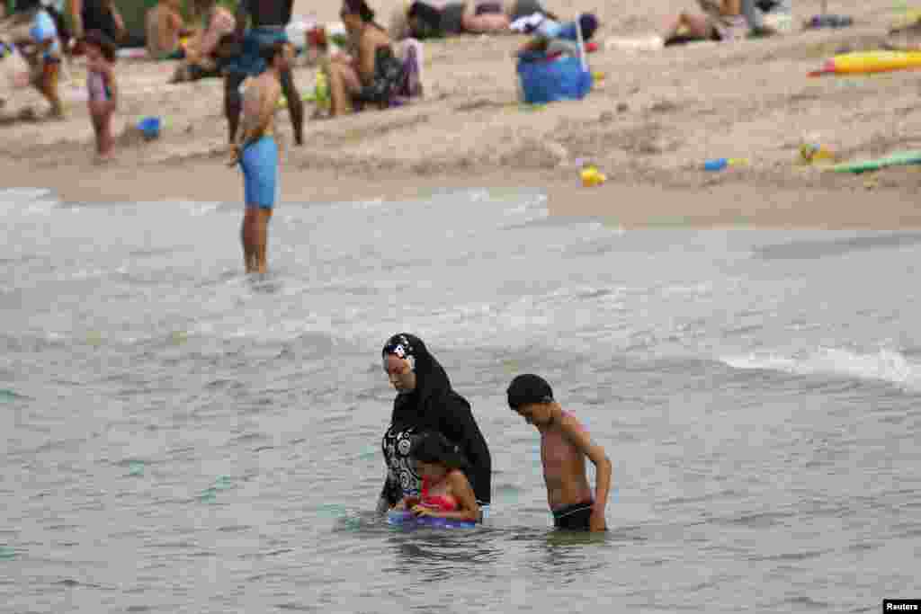 Žena u burkiniju na plaži u Marseju, avgust 2016.