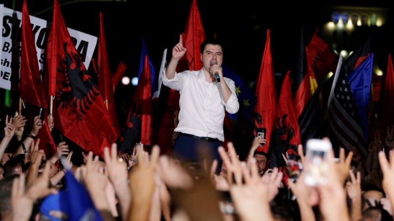 Баша бара предвремени избори во Албанија, по примерот на Македонија