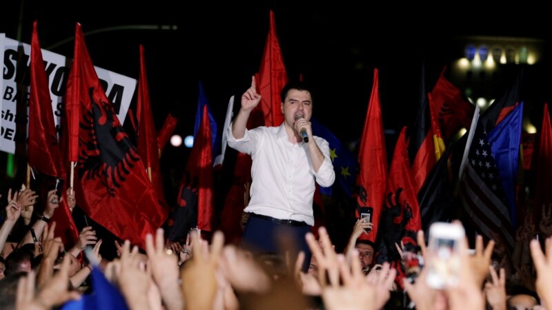 Албанската опозиција по одморите продолжува со протестите