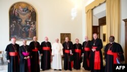 Papa Francis împreună cu Cardinalii la o reuniune la Vatican