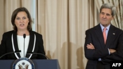 Sekretari amerikan i Shtetit, John Kerry dhe asistenja, Victoria Nuland 