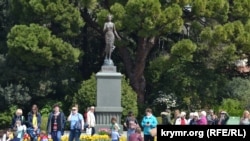 Статуя богині Флори, встановлена ​​на площі в Нікітському ботанічному саду