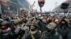 Участники антиправительственных демонстраций в Киеве пытаются не допустить разбора баррикад на площади Независимости, 8 февраля 2014