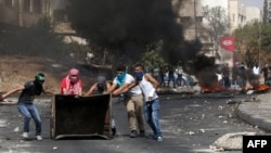 Protestuesit palestinezë duke u përleshur me forcat e sigurisë së Izraelit në Bregun Perëndimor