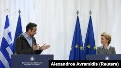 Premierul grec Kyriakos Mitsotakis, alături de președintele Comisiei Europene, Ursula von der Leyen